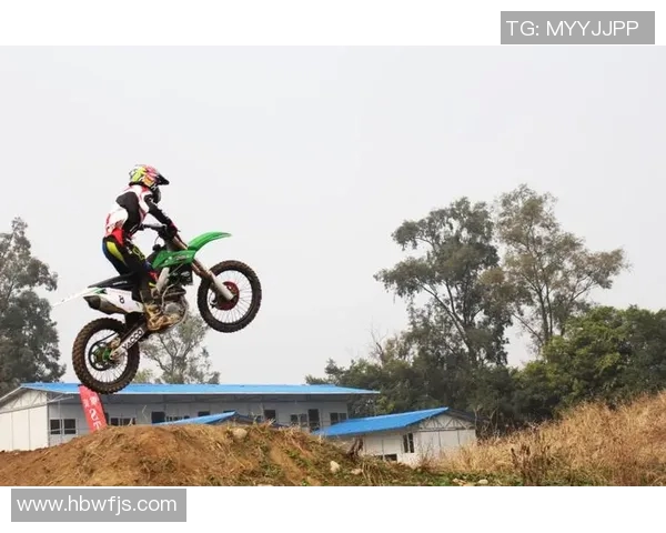 重庆足球队的速度之美:探寻快速进攻背后的战术与激情 重庆足球队的速度之美:探寻快速进攻背后的战术与激情